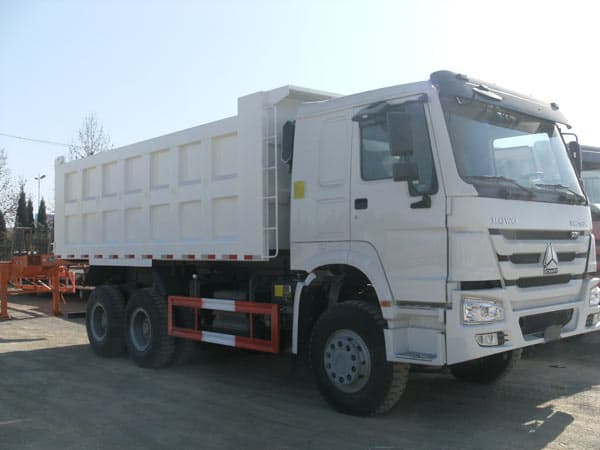 SINOTRUK HOWO 6_4 Dump Truck with flat roof long cab _ 336HP